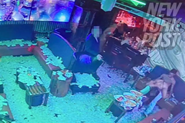 开云官网-莫兰特光顾脱衣舞店内监控泄露 满地钞票女郎伴身